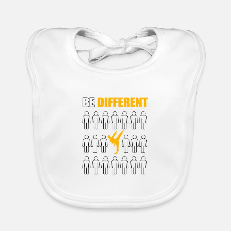 Le karaté est différent Bavoir bio Bébé