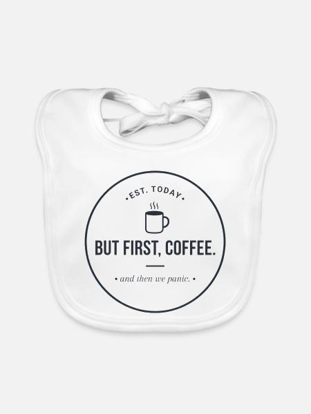 But first, Coffee" - Kaffee & Panik Abzeichen - Baby Bio-Lätzchen - Weiß