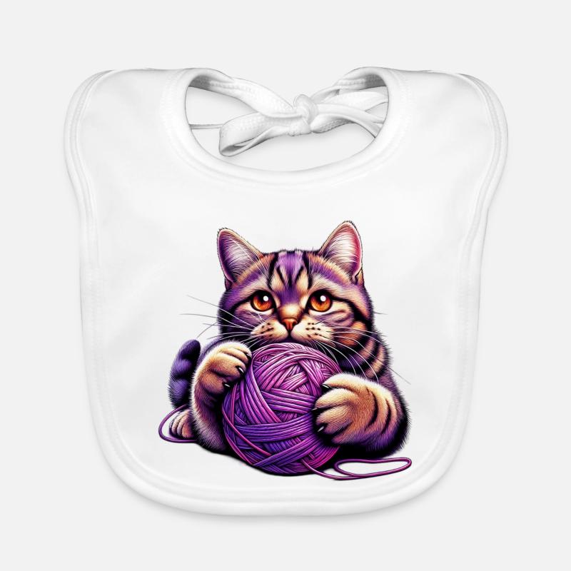 Katze spielt mit einem Wollknäuel - Baby Bio-Lätzchen - Weiß