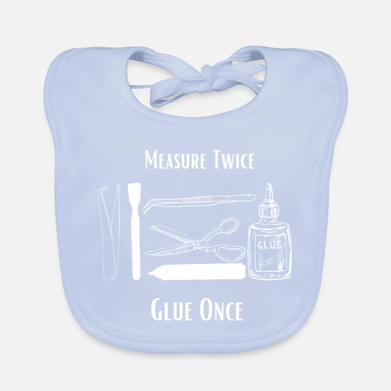 Zweimal messen, einmal kleben – maßstabsgetreues Modellier-Handwerk Baby Bio-Lätzchen