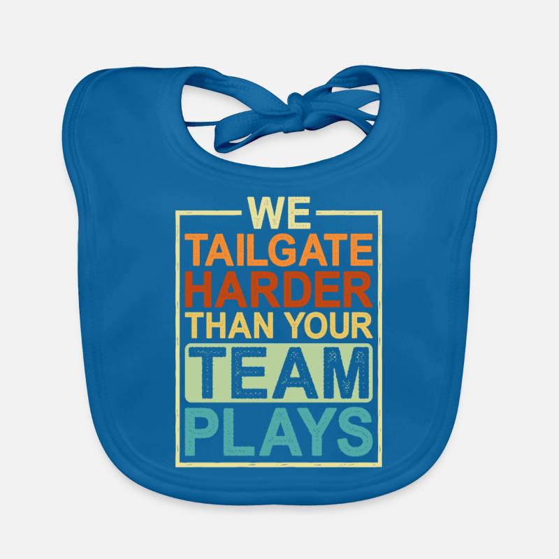 We Tailgate Harder Than Your Team Plays Baby Bio-Lätzchen