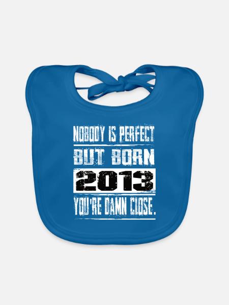 Personne n’est parfait mais né 2013 Anniversaire - Bavoir bio Bébé - bleu paon - Devant