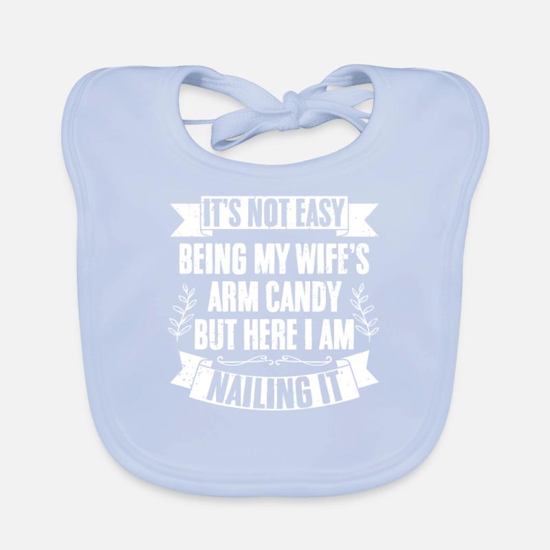 It's Not Easy Being My Wife's Arm Candy But Here I Baby Bio-Lätzchen