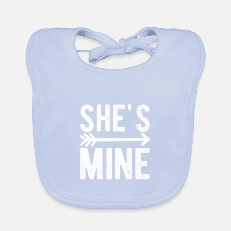 She's mine Sie gehört mir Ehefrau Statement Spruch Baby Bio-Lätzchen