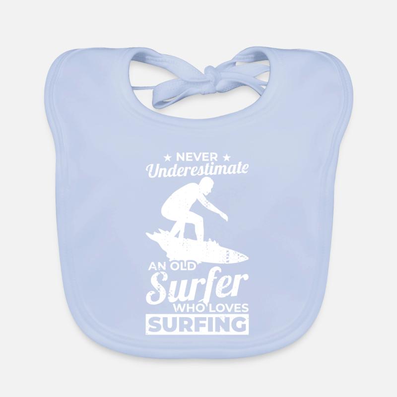 Never Underestimate An Old Surfer Baby Bio-Lätzchen