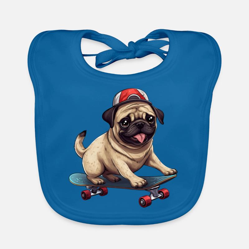 Skateboardender Mops: Dynamisches Hund- und Baby Bio-Lätzchen