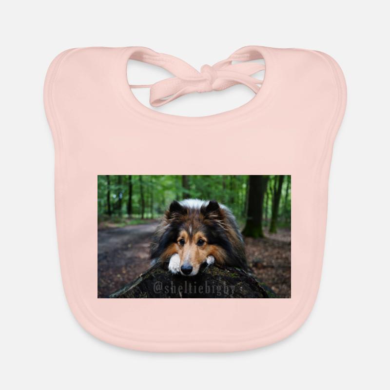 Chien mignon, sheltie mignon sur tronc d’arbre Bavoir bio Bébé