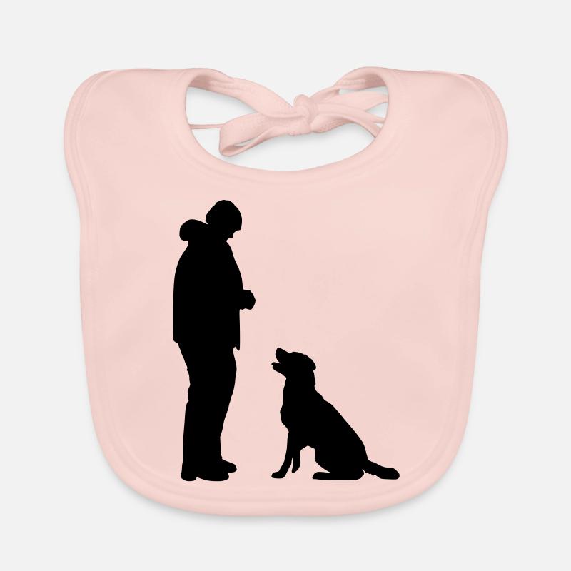 Hund sitzt vor Baby Bio-Lätzchen