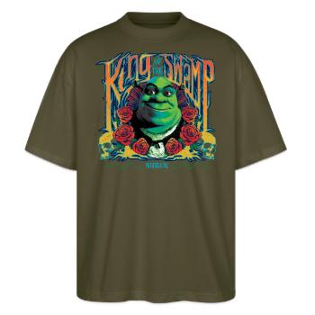 Shrek Design King Of The Swamp Mit Shrek Und Rosen - Stanley/Stella Oversized Unisex Bio T-Shirt Blaster 2.0 - Khaki - Vorne - Alina (178cm) & Michal (187cm)