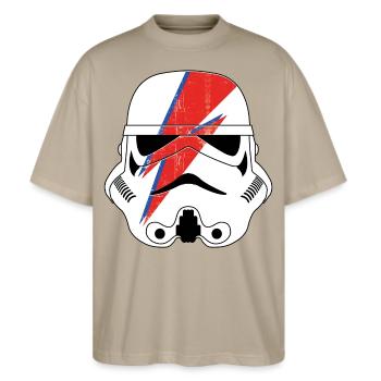 Star Wars Sturmtruppen Helm Mit Rotem Blitz - Stanley/Stella Oversized Unisex Bio T-Shirt Blaster 2.0 - Steingrau - Vorne - Alina (178cm) & Michal (187cm)