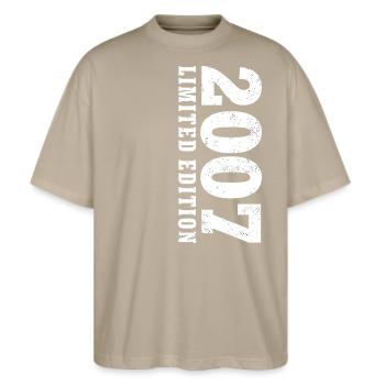 18. Geburtstag 2025 - geboren 2007 Geschenkidee - Stanley/Stella Oversized Unisex Bio T-Shirt Blaster 2.0 - Steingrau - Vorne - Alina (178cm) & Michal (187cm)