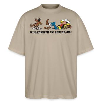 Lucky Luke Design & Spruch Willkommen Im Ruhestand - Stanley/Stella Oversized Unisex Bio T-Shirt Blaster 2.0 - Steingrau - Vorne - Alina (178cm) & Michal (187cm)