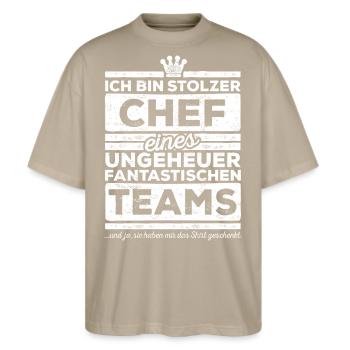 Ich bin stolzer Chef eines Teams Geschenk - Stanley/Stella Oversized Unisex Bio T-Shirt Blaster 2.0 - Steingrau - Vorne - Alina (178cm) & Michal (187cm)