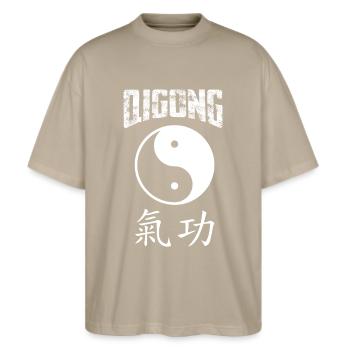 Qigong Yoga Geschenke - Stanley/Stella Oversized Unisex Bio T-Shirt Blaster 2.0 - Steingrau - Vorne - Alina (178cm) & Michal (187cm)