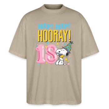 Design Anniversaire Peanuts 18 Ans Avec Citation - T-shirt bio Blaster 2.0 coupe oversize Stanley/Stella Unisexe - gris pierre - Devant - Alina (178cm) & Michal (187cm)