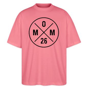 Mom 26 Grunge Baby Muttertag - Mama 2026 Geschenk - Stanley/Stella Oversized Unisex Bio T-Shirt Blaster 2.0 - Pink  - Vorne - Alina (178cm) & Michal (187cm)