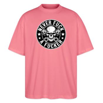 Never Mess With Fucker Epic Biker Badge Skull - Stanley/Stella Oversized Unisex Bio T-Shirt Blaster 2.0 - Pink  - Vorne - Alina (178cm) & Michal (187cm)