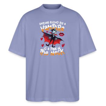  Halloween Vampir Spruch Getting Kissed By A - Stanley/Stella Oversized Unisex Bio T-Shirt Blaster 2.0 - Violett - Vorne - Alina (178cm) & Michal (187cm)