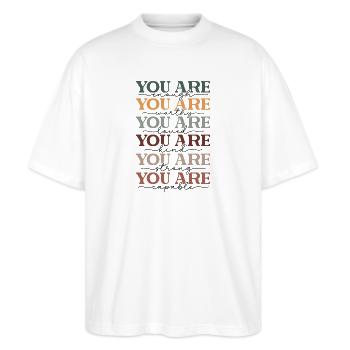 Positive Mind, Vibes & Life Design - Stanley/Stella Oversized Unisex Bio T-Shirt Blaster 2.0 - Weiß - Vorne - Alina (178cm) & Michal (187cm)