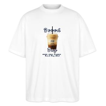Beach Day Freddo Cappuccino - Stanley/Stella Oversized Unisex Bio T-Shirt Blaster 2.0 - Weiß - Vorne - Alina (178cm) & Michal (187cm)