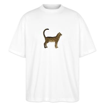 Getigerte Katze steht - Stanley/Stella Oversized Unisex Bio T-Shirt Blaster 2.0 - Weiß - Vorne - Alina (178cm) & Michal (187cm)