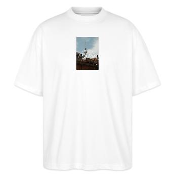 T-Shirt mit "Berlin"-Print - Stanley/Stella Oversized Unisex Bio T-Shirt Blaster 2.0 - Weiß - Vorne - Alina (178cm) & Michal (187cm)