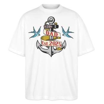 Anker Dad 25 Vater Baby Papa 2025 Vatertag - Stanley/Stella Oversized Unisex Bio T-Shirt Blaster 2.0 - Weiß - Vorne - Alina (178cm) & Michal (187cm)