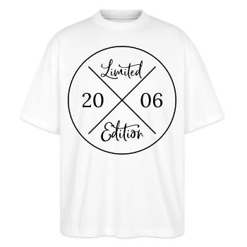 Limited Edition 2006 - 20. Geburtstag - Stanley/Stella Oversized Unisex Bio T-Shirt Blaster 2.0 - Weiß - Vorne - Alina (178cm) & Michal (187cm)