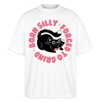 Born Silly, Forced to Grind – Lustige Katze - Stanley/Stella Oversized Unisex Bio T-Shirt Blaster 2.0 - Weiß - Vorne - Alina (178cm) & Michal (187cm)