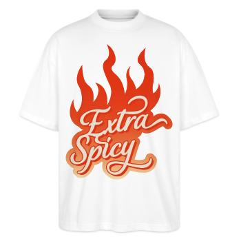 Extra Spicy – Feurige Typografie - Stanley/Stella Oversized Unisex Bio T-Shirt Blaster 2.0 - Weiß - Vorne - Alina (178cm) & Michal (187cm)
