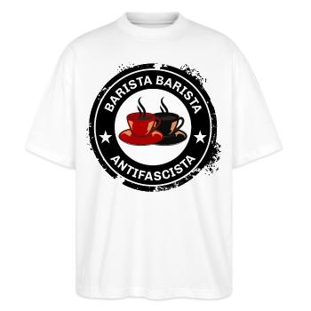 Barista Antifascista – Kaffee mit Haltung - Stanley/Stella Oversized Unisex Bio T-Shirt Blaster 2.0 - Weiß - Vorne - Alina (178cm) & Michal (187cm)
