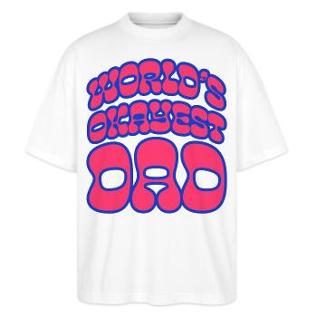 Okayest Dad Retro Bubble Shirt - Stanley/Stella Oversized Unisex Bio T-Shirt Blaster 2.0 - Weiß - Vorne - Alina (178cm) & Michal (187cm)