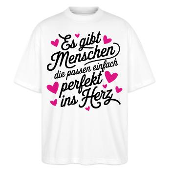 Menschen die einfach perfekt ins Herz passen - Stanley/Stella Oversized Unisex Bio T-Shirt Blaster 2.0 - Weiß - Vorne - Alina (178cm) & Michal (187cm)