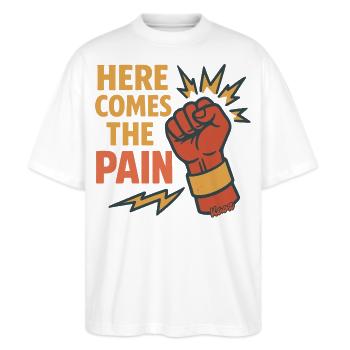 Faust mit Here Comes The Pain Schriftzug - Stanley/Stella Oversized Unisex Bio T-Shirt Blaster 2.0 - Weiß - Vorne - Alina (178cm) & Michal (187cm)
