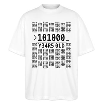 101000 JAHRE ALT COMPUTER BINÄRCODE 40. GEBURTSTAG - Stanley/Stella Oversized Unisex Bio T-Shirt Blaster 2.0 - Weiß - Vorne - Alina (178cm) & Michal (187cm)