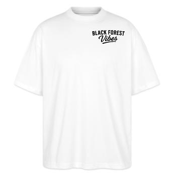 Black Forest Vibes Schriftzug - Stanley/Stella Oversized Unisex Bio T-Shirt Blaster 2.0 - Weiß - Vorne - Alina (178cm) & Michal (187cm)