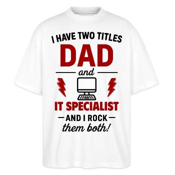 Papa und Informatiker – Ich rocke beide Titel - Stanley/Stella Oversized Unisex Bio T-Shirt Blaster 2.0 - Weiß - Vorne - Alina (178cm) & Michal (187cm)