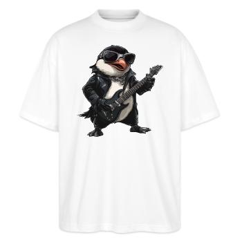 Heavy Metal Pinguin Rocker mit Gitarre - Stanley/Stella Oversized Unisex Bio T-Shirt Blaster 2.0 - Weiß - Vorne - Alina (178cm) & Michal (187cm)