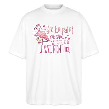 JGA Flamingo Saufen Spruch Lustig Sie Heiratet - Stanley/Stella Oversized Unisex Bio T-Shirt Blaster 2.0 - Weiß - Vorne - Alina (178cm) & Michal (187cm)