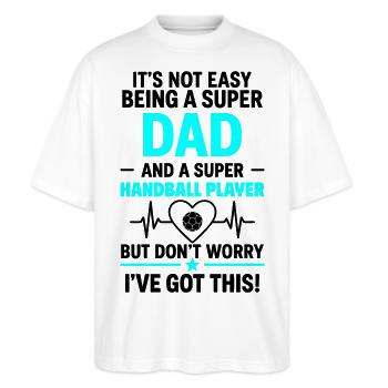 Herz + Handball – Super Papa Handballspieler - Stanley/Stella Oversized Unisex Bio T-Shirt Blaster 2.0 - Weiß - Vorne - Alina (178cm) & Michal (187cm)