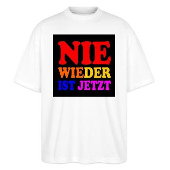 Nie wieder ist jetzt - Stanley/Stella Oversized Unisex Bio T-Shirt Blaster 2.0 - Weiß - Vorne - Alina (178cm) & Michal (187cm)