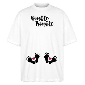 Double Trouble - Schwanger mit Zwillingen - Stanley/Stella Oversized Unisex Bio T-Shirt Blaster 2.0 - Weiß - Vorne - Alina (178cm) & Michal (187cm)