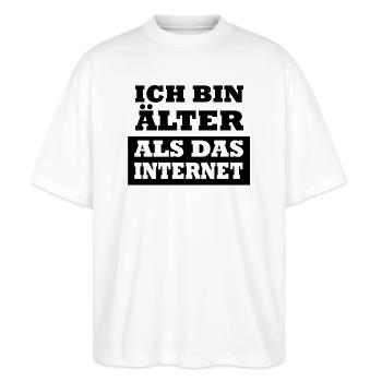 Ich bin Älter als das Internet - Stanley/Stella Oversized Unisex Bio T-Shirt Blaster 2.0 - Weiß - Vorne - Alina (178cm) & Michal (187cm)