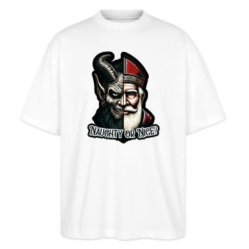 "Frecher oder netter Weihnachtsmann mit zwei Gesichtern VS Krampus - Stanley/Stella Oversized Unisex Bio T-Shirt Blaster 2.0 - Weiß - Vorne - Alina (178cm) & Michal (187cm)