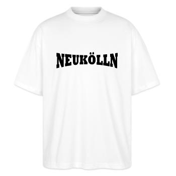 Neukölln Schriftzug - Stanley/Stella Oversized Unisex Bio T-Shirt Blaster 2.0 - Weiß - Vorne - Alina (178cm) & Michal (187cm)