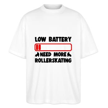 Rollerskater Party Low Battery Need More Roller - Stanley/Stella Oversized Unisex Bio T-Shirt Blaster 2.0 - Weiß - Vorne - Alina (178cm) & Michal (187cm)