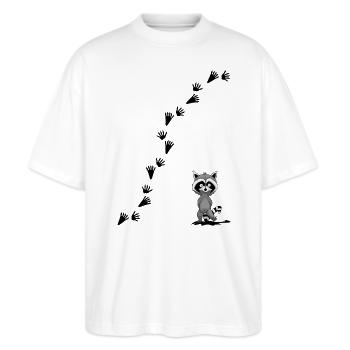 Waschbär mit Spuren - Stanley/Stella Oversized Unisex Bio T-Shirt Blaster 2.0 - Weiß - Vorne - Alina (178cm) & Michal (187cm)