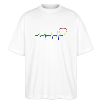 Heartbeat Herzschlag LGBT CSD Shirt - Stanley/Stella Oversized Unisex Bio T-Shirt Blaster 2.0 - Weiß - Vorne - Alina (178cm) & Michal (187cm)