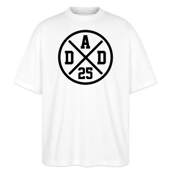 Dad 25 Vater Baby Papa 2025 Vatertagsgeschenk - Stanley/Stella Oversized Unisex Bio T-Shirt Blaster 2.0 - Weiß - Vorne - Alina (178cm) & Michal (187cm)