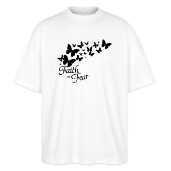 Faith Over Fear Text with Butterfly Design - Stanley/Stella Oversized Unisex Bio T-Shirt Blaster 2.0 - Weiß - Vorne - Alina (178cm) & Michal (187cm)